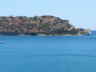 Spinalonga est un petit îlot fortifié par les Vénitiens en 1579 puis occupé par les Turcs. L'enfermement systématique des lépreux sur l'île de Spinalonga débuta en 1904, il perdura jusqu'en 1957.