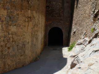 Comme les malades, nous pénétrons par la porte de Dante, un tunnel nommé ainsi par les malades eux-mêmes et symbolisant le passage en Enfer. En référence au livre "l'Enfer" du poète italien Dante Alighieri ("vous qui entrez ici, perdez toute espérance...").