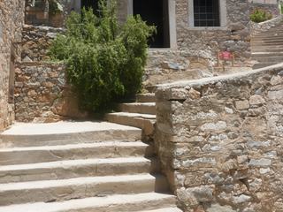 Devant l'isolement et la dure existence qu'ils menaient sur l'îlot de Spinalonga, les malades montrèrent un courage surhumain en s'acharnant à utiliser tous les moyens disponibles, humains et matériels, afin d'améliorer leurs conditions de vie : ils restaurèrent les demeures turques abandonnées, remirent en service le système d'irrigation vénitien, installèrent un système permettant de récolter et stoker l'eau de pluie.