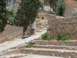 Epaminondas Remoundakis se démèna pour que les malades prennent eux-mêmes leur sort en mains. Il mit sur pied la "Fraternité des malades de Spinalonga". Il faudra des grèves de la faim, des pétitions, des visites de médecins étrangers, des scandales pour que les autorités grecques se préoccupent des lépreux.