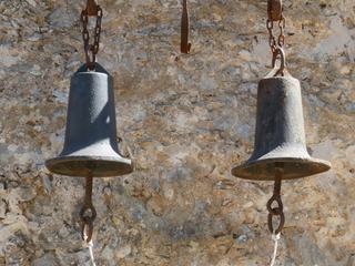 Accrochées au mur, les cloches toujours en fonction.