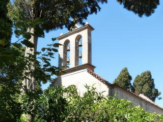 Tout est calme, dirigeons nous vers l'église.