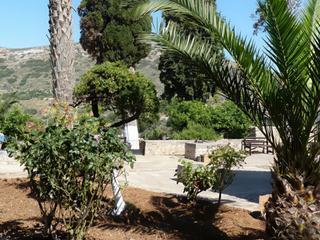 Le jardin est très bien entretenu , il est agréable d'y faire une petite pause.