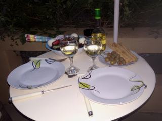 Dinette crétoise sur la terrasse.