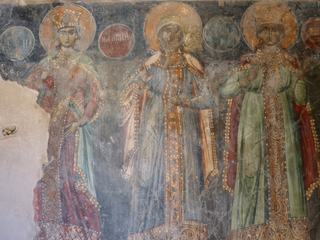 Certaines des fresques sont plus en ligne avec l'iconographie byzantine traditionnelle, robes très élaborées et diadèmes de perles.