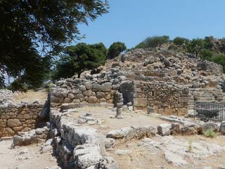 Voici une partie de l'agora qui était le centre commercial, politique et religieux de la ville. Vue sur le sanctuaire d'époque archaïque (à gauche), la citerne publique (protégée par une grille), le portique et les gradins.