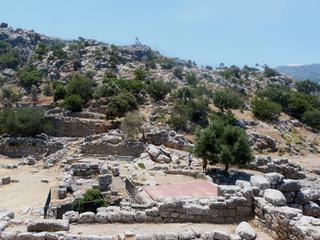Vue sur une partie de l'agora qui est composée d'un sanctuaire d'époque archaïque, d'une citerne publique, d'un portique, de gradins, du prytanée, des archives... et au sud-ouest: un temple, un espace théâtral; le tout dans un décor enchanteur surplombant une belle colline autrefois cultivée.