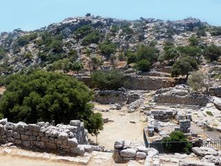 Au 1er plan, l'agora, en arrière plan l'espace théâtral, le temple et la maison du temple de Lato.
