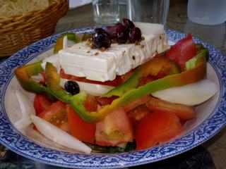 Une bonne salade crétoise en entrée, suivi de petits feuilletés et d'un fromage blanc au miel, nous pouvons reprendre nos visites...