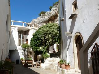 Le monastère de Fanoronemis est défiguré par une construction en béton.