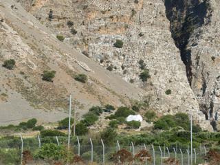 L'entrée des gorges de Ha. C'est une faille impressionnante à laquelle on n'accède pas sans équipement. Longues de 1 800m, elles ne font que 8m de large à la base, et à certains endroits, les parois sont hautes de 700m. Les difficultés d'accès ont en fait un refuge pour les oiseaux et pour d'autres animaux.