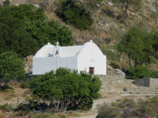 A l'entrée des gorges, une petite chapelle blanche.