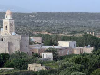 Vue d'ensemble sur le monastère fortifié de Toplou (cette photo n'est pas à moi). A plusieurs reprises, le monastère eu à subir des dégradations et des pillages, notamment sous l'occupation ottomane où les religieux seront accusés de connivence avec les révolutionnaires crétois.