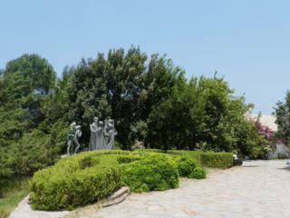 Monument moderne dédié aux moines résistants. Notamment, durant la Seconde guerre Mondiale, le monastère perpétuera cette tradition de lutte contre toutes les tyrannies en protégeant, au péril de la vie des moines, les résistants crétois.