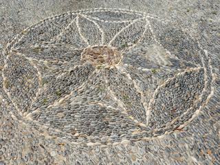 Le sol est recouvert d'une jolie mosaïque de galets.