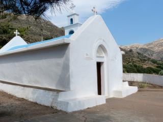 Une petite église posée au bord de la route.