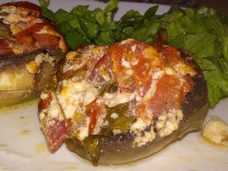 Au restaurant, après un apéritif maison, de délicieux champignons farcis aux légumes et à la feta.