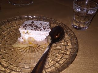 Pâtisserie crétoise et traditionnel verre de raki.