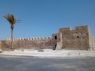 Remparts au bord de la mer.