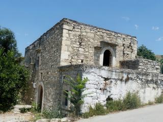 Certains maçons se seraient servis des ruines laissées par les Romains, comme le prouvent des fragments enchâssés dans les murs des maisons.