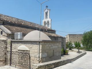 L'arrière de l'église byzantine du XIIe siècle, fermée ce jour-là. Elle a été construite à l'endroit où les dix martyrs ont été décapités. Dans la nef de l'église se trouve une icône représentant le martyre des saints et dans un présentoir en verre se trouve le bloc de marbre sur lequel ils ont été décapités.