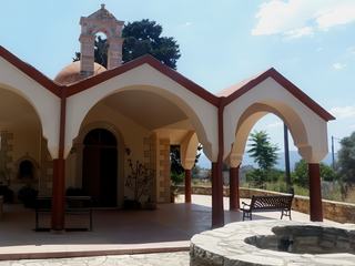 A la périphérie du village, la nouvelle église où reposent les dix suppliciés.
