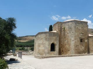 Vue sur l'arrière de l'église byzantine Saint Tite (Agios Titos), en arrivant sur le site de Gortyne. Cette basilique, paléochrétienne cruciforme, a sans doute été édifiée au VIIe siècle.