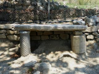 Un banc fait avec les ruines romaines.