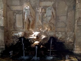 La fontaine vénitienne représente Adam et Eve (décapités par les Turcs), avec à leurs pieds, quatre divinités chevelues (à moins que ce soient des lions, emblème de la puissance de Venise), de leur bouche sort l'eau d'une source très rafraîchissante. Entre Adam et Eve, Dieu a eu moins de chance, il a totalement disparu.