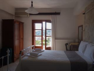 Notre chambre à l'hôtel Kéramos, simple, mais agréable. Il s'agit d'une pension à l'ancienne tenue par la famille Papadovassilakis. Leur sens de l'hospitalité, même si c'est en grec, est formidable. A notre arrivée un café et une pâtisserie.
