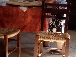 Le matin au petit-déjeuner, c'est l'aïeule qui est aux fourneaux. Le buffet est pantagruélique, tout est fait maison, sucré, salé, fromage blanc, confiture, miel, fromage de brebis, etc..., bref une adresse authentique.