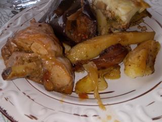 Les plats sont servis généreusement: aubergine farcie, moussaka, pommes de terre et lapin (moi qui n'en mange jamais en France, je me suis vraiment régalée).
