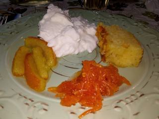 Pour finir sur une note sucrée: fromage de brebis, orange confite, gâteau à l'orange et comme toujours un petit verre de raki offert.