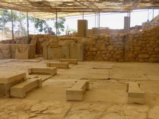 Le mégaron du roi était une grande salle de réception dallée d’albâtre, avec des joints de stuc rouge.