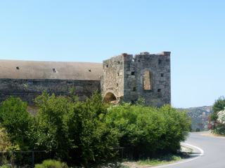 En sortant du site archéologique de Phaistos, à côté du parking, se trouve l'église d'Ayios Georgios. C'est tout ce qui reste d'un monastère orthodoxe masculin du début de la période vénitienne.