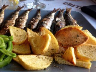 Nous dînons en terrasse d'un restaurant dans la rue principale.