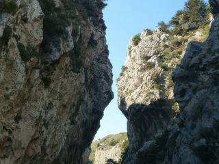 La route qui nous mène de Matala a Frangokastello traverse les gorges de Kotsifou. Elles sont très étroites, d’une largeur d’environ 10 m par endroits. La longueur totale est de 1800 m et quasiment toutes les parois verticales atteignent 600 m de haut.