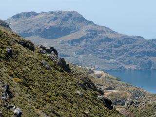 La route longe la côte et la mer de Lybie.