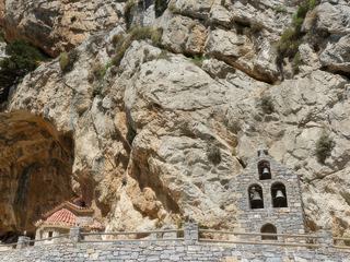 Au détour d'un virage, nous découvrons cette chapelle, taillée dans la falaise, arrêtons-nous.