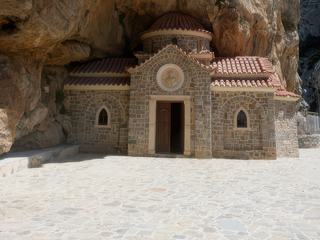 Il s'agit de la chapelles Agios Nikolaos (saint Nicolas). Entrons...