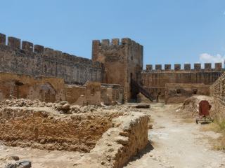 Le château de Frangokastello a été construit par les Vénitiens entre 1371 et 1374 afin de sécuriser la région de Sphakia, alors en prise à la piraterie. Sentinelle silencieuse, la forteresse n’a jamais été occupée.