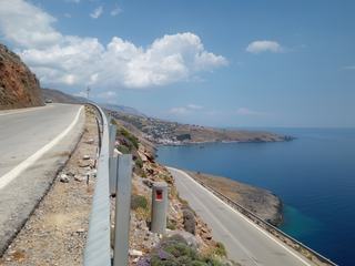 La route qui nous mène à Aradena, et qui longe la mer de Lybie, nous oblige à rouler doucement car il n'est pas rare de croiser des chèvres, de plus ça grimpe bien et il y a de nombreux virages en épingles à cheveux.