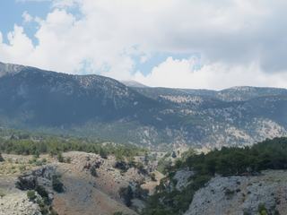 Sur le côté de la route on peut admirer les gorges d'Aradena.
