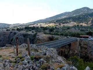 Voici le pont haut de ses 138 mètres, bien que solide, il semble étroit et peu rassurant!