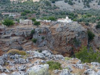 Vue sur le village abandonné et son église byzantine.