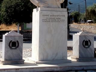 Nous repassons par Anapoli qui est fier de son histoire et de son passé. Son héros Daskaloyiannis, celui qui a mené la révolution contre les Turcs en 1770, est là, sur la place du village, il semble toujours défier l'occupant Turc, nous sommes dans son village natal.