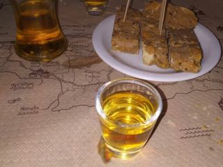 Après nous être régalés avec les délicieux escargots crétois, dessert et raki offerts par la maison, une promenade digestive s'impose.
