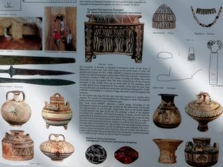 Une de ces tombes contenait des céramiques, des armes, des perles et un talisman portant une inscription en linéaire A. D'autres ont livré d'intéressants sarcophages en terre cuite peinte. Ces pièces sont exposées au Musée archéologique de Réthymnon.
