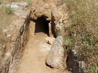 Dans la plupart des cas, chaque tombe était fermée par une pierre.