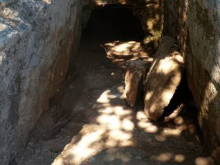 On accède à chacune des tombes par un couloir long et étroit (dromos) qui part du niveau actuel du sol pour atteindre l'entrée de la tombe en contrebas.
